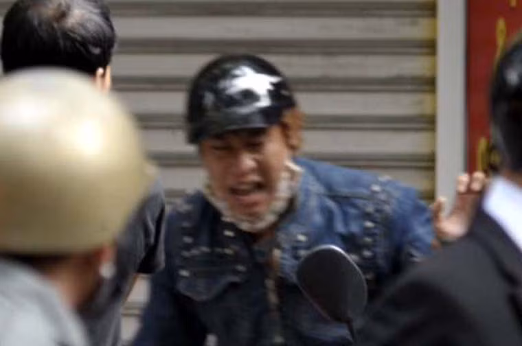 Sau đó, hắn đã kịp chạy thoát thân, nhưng lại bị nhà báo ghi hình lại và cung cấp cho cơ quan điều tra.