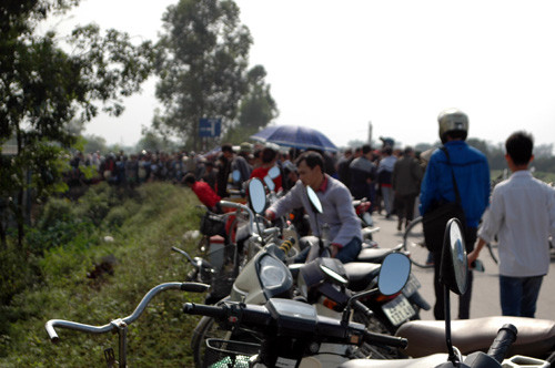 Ban đầu người phát hiện tưởng vật gì đó bị đốt cháy đen nhưng đến khi tiến lại gần mới tá hỏa là xác đàn ông bị đốt.
