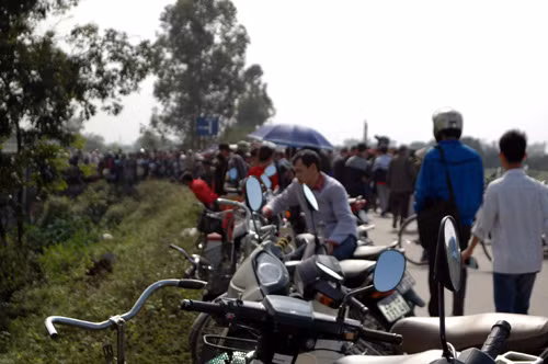 Ban đầu người phát hiện tưởng vật gì đó bị đốt cháy đen nhưng đến khi tiến lại gần mới tá hỏa là xác đàn ông bị đốt.