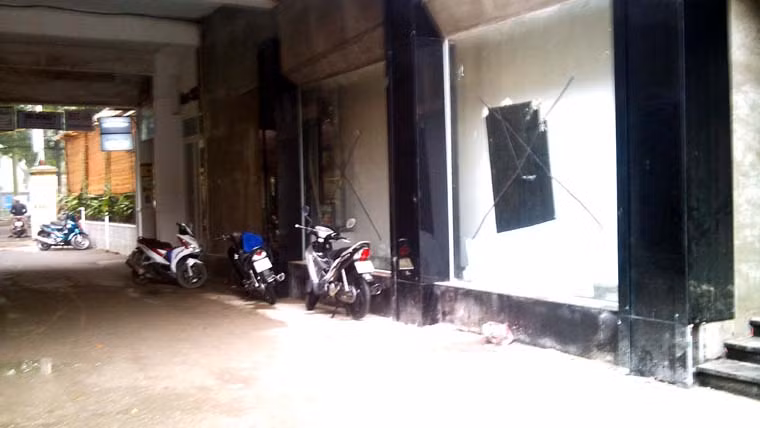 Một góc tĩnh lặng ở Zone 9 thời điểm này, chứ trước vụ cháy thì khá sôi động và ầm ĩ. Tuy nhiên, theo quan sát của PV, hiện lực lượng bảo vệ túc trực cả trong và ngoài khu ăn chơi này. Khách đến vui chơi hay ra vào thì không sao, nhưng nếu chụp ảnh, lập tức bị bảo vệ hỏi han với thái độ rất khó chịu…