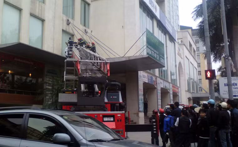 Vụ tai nạn lao động xảy ra vào khoảng hơn 13h30, tại tòa tháp đôi Hòa Bình, ở số 106, đường Hoàng Quốc Việt, quận Cầu Giấy, Hà Nội.