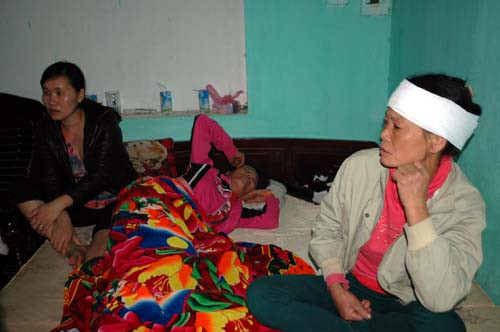 Bà Lan nằm bất động trên giường khi hay tin con trai mất.