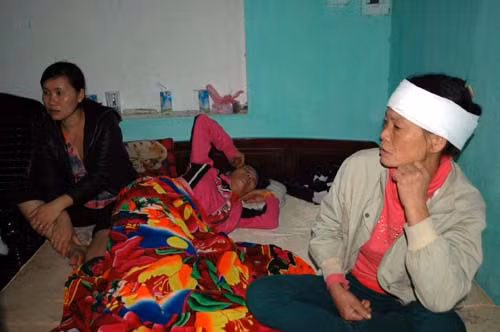 Bà Lan nằm bất động trên giường khi hay tin con trai mất.