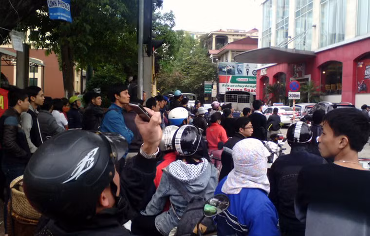 Rất đông người dân ngóng tin cạnh tòa tháp Hòa Bình.