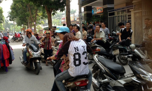 Người dân bất lực trước cái chết thương tâm của người phụ nữ.