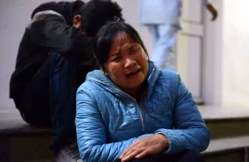 Người thân nạn nhân khóc nức nở ở ngoài nhà xác BV 108.