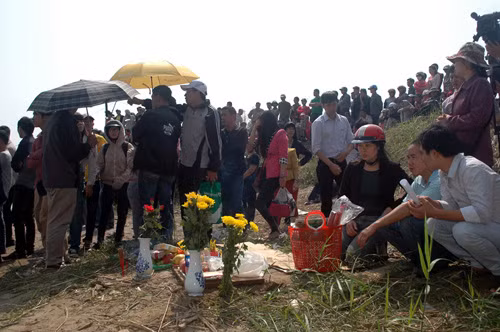 Người nhà nạn nhân Huyền đang khẩn trương đi tìm thi thể chị ở sông Hồng.