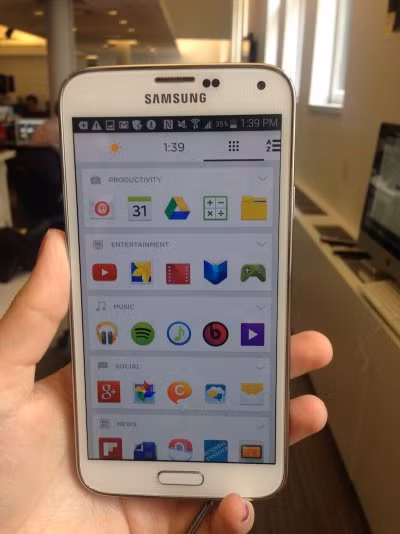 Tùy chỉnh điện thoại Android với launcher (giao diện) và ứng dụng khóa màn hình. Bạn có thể tải về các ứng dụng trong cửa hàng Google Play, cho phép bạn thay đổi giao diện của điện thoại và sử dụng một số ứng dụng khóa màn hình đơn giản.