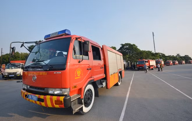 Các đoàn xe đặc chủng của Sở Cảnh sát Phòng cháy chữa cháy Hà Nội nối đuôi nhau trên quảng trường SVĐ Mỹ Đình.