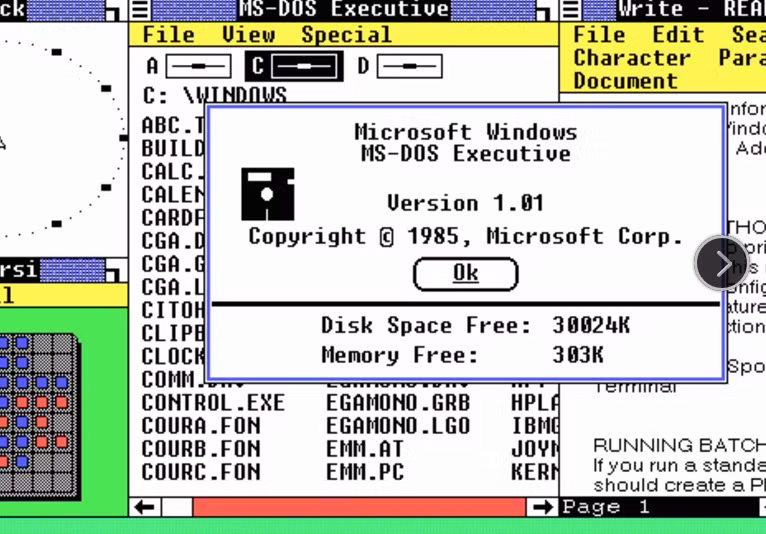 Microsoft Windows 1.0 (ảnh) “chào đời” vào tháng 10/1985. Đáng tiếc cho Microsoft, hệ điều hành đời đầu này không thể truyền cảm hứng cho người dùng, đặc biệt khi so sánh với giao diện có đồ họa thân thiện với người dùng hơn của hệ điều hành được phát triển bởi Apple cho máy Macintosh.