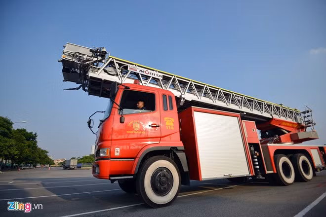 Đặc biệt là những chiếc xe thang cao 52 m. Đây là xe chuyên dụng chữa cháy tại các tòa nhà cao tầng.