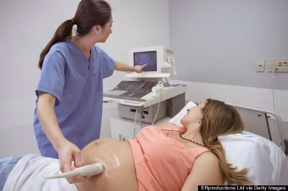 3D và điều kỳ diệu về siêu âm. Những hình ảnh siêu âm chỉ với hai màu đen và trắng của công nghệ cũ khiến các bà mẹ hầu như không cảm nhận được nhiều về hình dáng của đứa con mình đang ngày ngày mong ngóng. Công nghệ in 3D đã cụ thể hóa các chi tiết, đặc biệt là đặc điểm khuôn mặt của thai nhi. Cũng nhờ 3D mà các bác sĩ có thể nhìn thấy những hình ảnh vô cùng hữu ích khi kiểm tra sức khỏe của một bào thai và phát hiện bất kỳ hội chứng di truyền tiềm năng nào ở thai nhi.