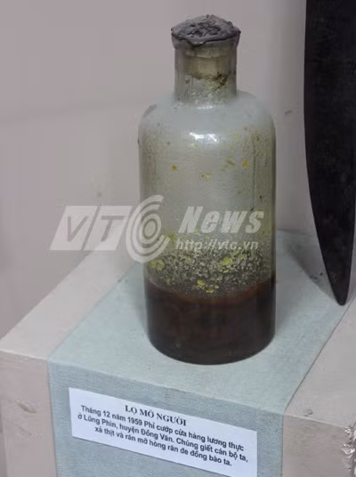 Lọ mỡ người trưng bày ở Bảo tàng tỉnh Hà Giang.