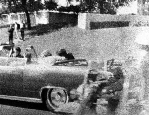 Tổng thống Kennedy ngả đầu vào người vợ khi trúng đạn ở đầu.