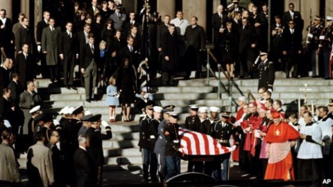 Linh cữu Tổng thống Kennedy được đưa ra khỏi Nhà thờ St Matthew tại Washington, hôm 25/11/1963.
