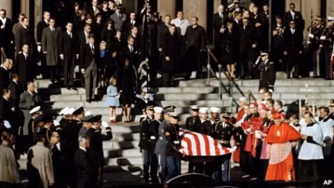 Linh cữu Tổng thống Kennedy được đưa ra khỏi Nhà thờ St Matthew tại Washington, hôm 25/11/1963.