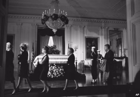 Nhân viên Nhà Trắng đến viếng linh cữu Tổng thống Kennedy .