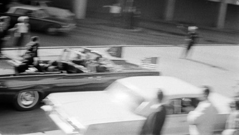 Đoàn xe nhanh chóng chạy dọc theo phố Elm, đi về phía xa lộ Stemmons.