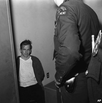 Sát thủ Lee Harvey Oswald bị cảnh sát bắt giữ ngay sau đó.