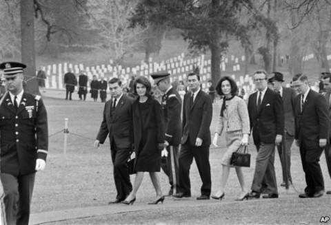 Cựu Ðệ nhất Phu nhân Jacqueline Kennedy đi về phía mộ của chồng, cố Tổng thống Kennedy tại Nghĩa trang Quốc gia Arlington.