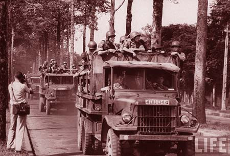 Cảnh sát dã chiến trên đường phố Sài Gòn, năm 1963.