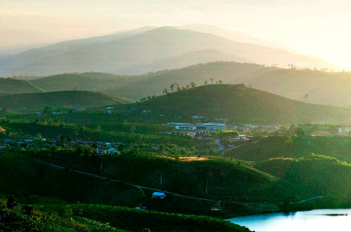 Theo Ban tổ chức, qua triển lãm, các nhà nhiếp ảnh, những người yêu quý đã nỗ lực và tình nguyện đóng góp để bảo vệ thiên nhiên - môi trường sống tươi đẹp, trong lành của Việt Nam. “Đây là dịp để cộng đồng chiêm ngưỡng vẻ đẹp của những cánh rừng nguyên sinh tại VN, sự giàu có mà thiên nhiên đã hào phóng ban tặng cho chúng ta, và cũng phản ánh thái độ ứng xử của con người trước thiên nhiên, nhằm kêu gọi cộng đồng yêu quý thiên nhiên và chung tay bảo vệ môi trường, cũng là bảo vệ chính chúng ta…”. Ảnh: Măng Đen (tác giả: Tang A Pau).