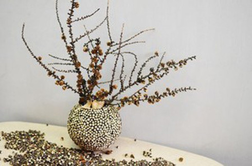 Cây chết. Cây còn sống tượng trưng cho sự tăng trưởng trong phong thủy. Nếu cây trong nhà bạn đang bị héo, rủ xuống hoặc chết, chúng sẽ làm giảm năng lượng trong gia đình bạn. Bạn có thể cảm thấy luôn mệt mỏi, buồn ngủ khi đang làm việc hoặc không có hứng thú với việc gần gũi của vợ chồng.