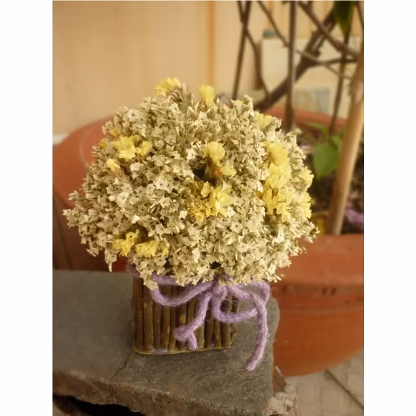 Hoa khô. Hoa khô tạo nên phong thủy không tốt cho chủ nhân ngôi nhà, bởi chúng đại diện cho những nguồn năng lượng yếu và trì trệ.