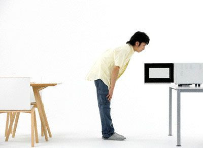 Tốt nhất bạn nên đi sửa những đồ điện cũ hỏng hoặc bỏ chúng đi để không làm ảnh hưởng đến nguồn năng lượng trong gia đình.