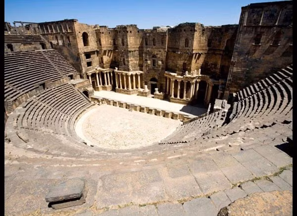 3. Thành phố cổ Borsa, Syria. Thành phố được vinh danh là di sản UNESCO vì từng là điểm dừng chân quan trọng trên hành trình tới thánh địa Mecca. Đây cũng là nơi lưu giữ nhà hát La Mã nổi tiếng từ thế kỷ thứ 2 và rất nhiều nhà thờ Hồi giáo cổ xưa nhất thế giới. Borsa bị đưa vào danh sách các di sản đang bị đe dọa do những xung đột quân sự ngày càng gia tăng tại khu vực.