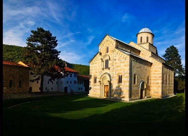 7. Di tích Trung cổ, Kosovo. Quần thể nhà thờ 4 mái vòm là sự kết hợp hoàn hảo giữa kiến trúc Byzantine và La Mã cổ đại với những bức tranh tường tuyệt tác từ thế kỷ 13. Hiện nay, quần thể này cũng bị đe dọa do những bất ổn chính trị và thiếu sự quan tâm, chăm sóc của các nhà chức trách.