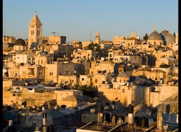 2. Thành cổ Jerusalem. Thành phố cổ kính là “nhà” của hơn 200 di tích lịch sử, trong số đó có những điểm nổi tiếng như mái vòm Dome of the Rock dát vàng tinh xảo, bức tường Than Khóc ở quận Do Thái, có từ thế kỷ 19 trước công nguyên, nhà thờ Holy Sepulcher, được coi là lăng mộ của chúa Jesus. Là một báu vật của thế giới cổ đại nhưng nơi đây đang bị đe dọa nghiêm trọng bởi những cuộc bạo động liên quan đến vấn đề tôn giáo, chính trị cũng như mức đô thị hóa quá nhanh của các khu dân cư lân cận.