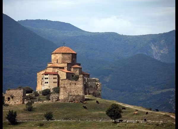 6. Quần thể di tích Mtskheta, Georgia. Từng là cố đô của Georgia, nơi đây được coi là “trái tim” của đất nước và sở hữu quần thể 3 nhà thờ Trung cổ tuyệt đẹp trên vách đá. Do thiếu kinh phí và sự quan tâm của chính quyền, những công trình này rơi vào vòng nguy hiểm và có nguy cơ sụp đổ.