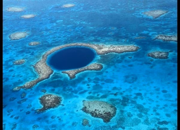 1. Rặng san hô ở Belize. Quần thể san hô rực rỡ ở Belize được đánh giá là lớn nhất ở bán cầu Bắc với vô vàn loài san hô quý và hơn 500 loài cá cư ngụ. Cũng tại đây, còn có hố xanh sâu tới 300 mét, là điểm lặn biển hàng đầu thế giới. Dù đã được vinh danh là di sản cần được bảo tồn của UNESCO, rặng san hô này vẫn đứng trước sự đe dọa rất lớn do sự xâm lấn của hệ sinh thái ngập mặn, khiến nguồn thức ăn của các sinh vật biển ngày càng thiếu thốn và chết dần chết mòn.