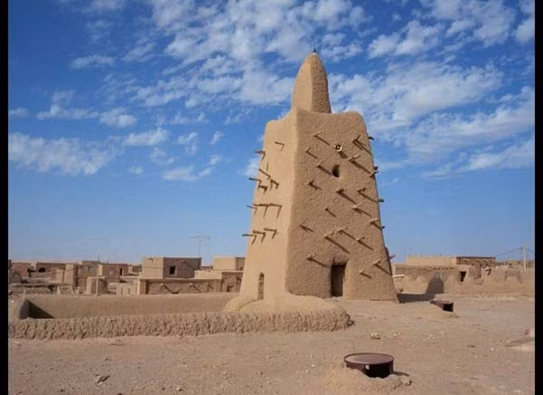 8. Timbuktu, Mali. Thành phố nằm ở cửa ngõ vào sa mạc Sahara này sở hữu những công trình nổi tiếng của thế kỷ 15, 16 như: trường đại học Koranic Sakore hay 3 nhà thờ Hồi giáo nổi tiếng: Djingareyber, Sankore và Sidi Yahia. Cũng do tốc độ đô thị hóa chóng mặt và thiếu sự quan tâm, bảo tồn, những công trình văn hóa ấn tượng này đang đứng trên bờ vực thẳm.
