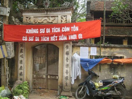 Dân làng dùng xích sắt khóa cửa, giăng biểu ngữ trước cổng chùa Chân Long.