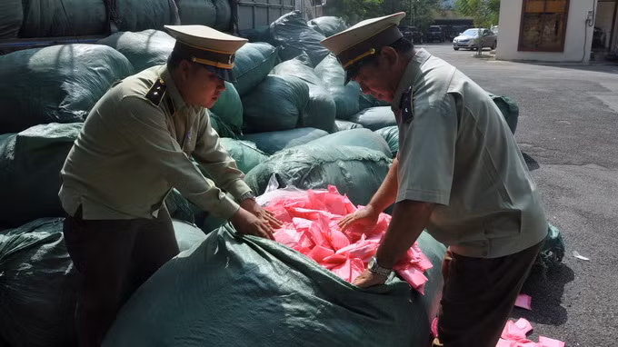 Lực lượng quản lý thị trường kiểm tra các bao đựng miếng băng vệ sinh không nhãn mác.