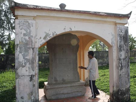 Tấm bia Vua Tự Đức ghi tạc công đức của ông ngoại mình là Thượng thư Phạm Đăng Hưng.