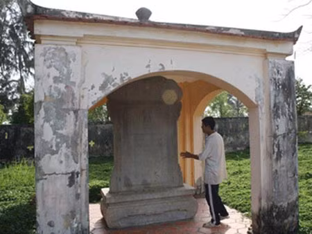 Tấm bia Vua Tự Đức ghi tạc công đức của ông ngoại mình là Thượng thư Phạm Đăng Hưng.