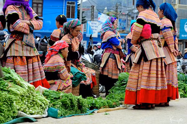 Cao nguyên có độ cao trung bình 1.000 mét, cao nhất là đỉnh Kiều Liêu Ti. Cũng giống như Đồng Văn, cao nguyên Bắc Hà là cao nguyên đá vôi, nổi tiếng với giống mận Bắc Hà do đồng bào miền núi trồng. Nơi đây cũng có nhiều nét văn hóa đặc sắc, nổi bật là các phiên chợ Bắc Hà đầy màu sắc.