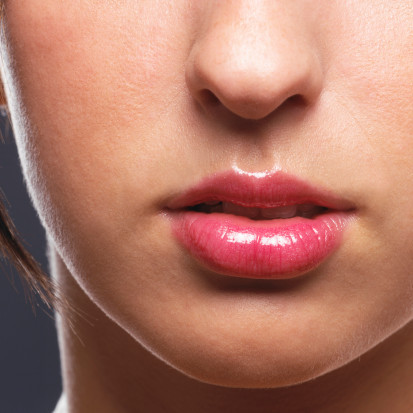 Nhân trung nghiêng bên trái là tổn hại cha, nghiêng bên phải là làm hại người mẹ. Nhân trung đầy và phẳng là tướng tai ách truân chuyên, hoặc nhân trung rộng mà ngắn là tướng chết yểu. Nhân trung nếu phẳng lỳ như không, là tướng cùng khổ, đến già tuyệt tự.