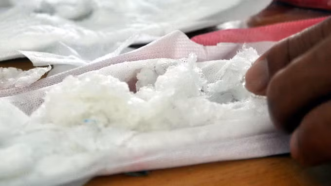 Những hạt nhựa nổi lên li ti sau khi thấm nước.