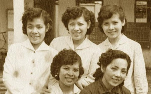 Năm chị em nhà Bạch Thược.