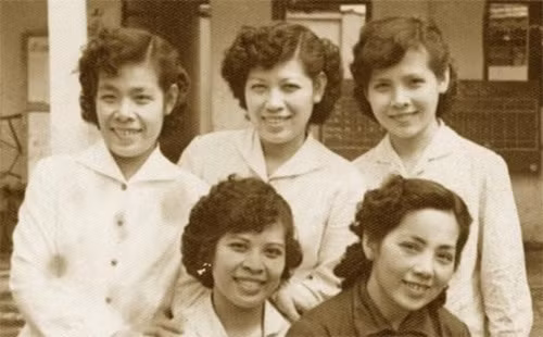 Năm chị em nhà Bạch Thược.