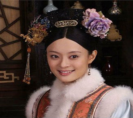 Khi thưởng thức những bộ phim cổ trang Trung Quốc, hẳn người xem sẽ mê mẩn nhan sắc của những hoàng hậu, phúc tấn, cung tần mỹ nữ trong cung. Mới đây, giới truyền thông Trung Quốc đã công bố một số bức ảnh chân thực về những cung tần mỹ nữ trong triều đại nhà Thanh. Có thể, bởi tiêu chuẩn khác nhau về cái đẹp của mỗi thời đại, nên những mỹ nhân trong chốn cung đình xưa có vẻ đẹp khác biệt so với những gì được thể hiện trên màn ảnh thời nay. Trong ảnh là vẻ đẹp kiêu sa của phi tử chốn cung đình được thể hiện trong phim truyền hình Trung Quốc.