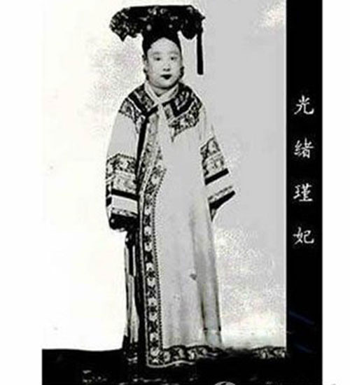 Đây là một bức ảnh chụp Cẩn phi trong đời thực.