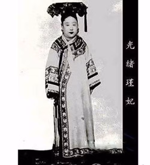 Đây là một bức ảnh chụp Cẩn phi trong đời thực.