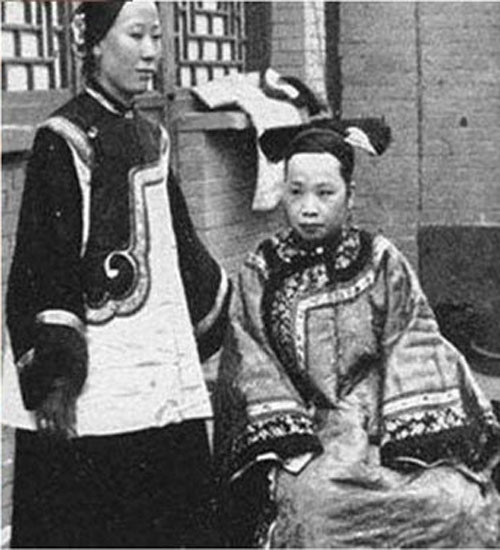 Còn trong ảnh là nhan sắc của một vị phúc tấn thời nhà Thanh. Phúc tấn tức Phu nhân, trong triều đại nhà Thanh, Trung Quốc, Phúc tấn là chính thất của những Bối lặc, Quận vương, Thân vương, và cả những quý tộc trong Bát Kỳ Mãn Châu.