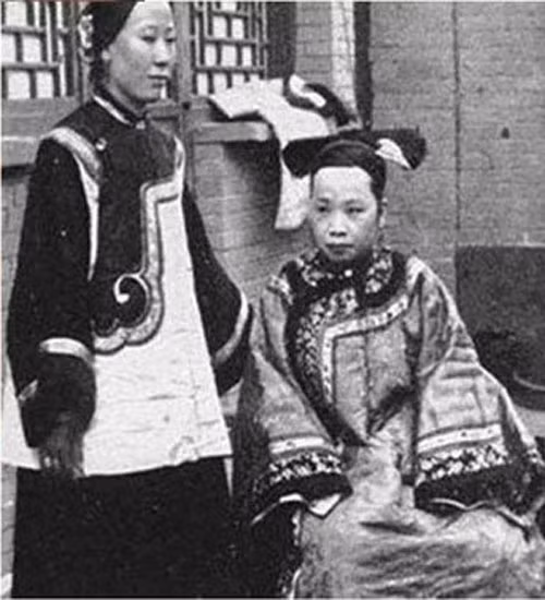 Còn trong ảnh là nhan sắc của một vị phúc tấn thời nhà Thanh. Phúc tấn tức Phu nhân, trong triều đại nhà Thanh, Trung Quốc, Phúc tấn là chính thất của những Bối lặc, Quận vương, Thân vương, và cả những quý tộc trong Bát Kỳ Mãn Châu.