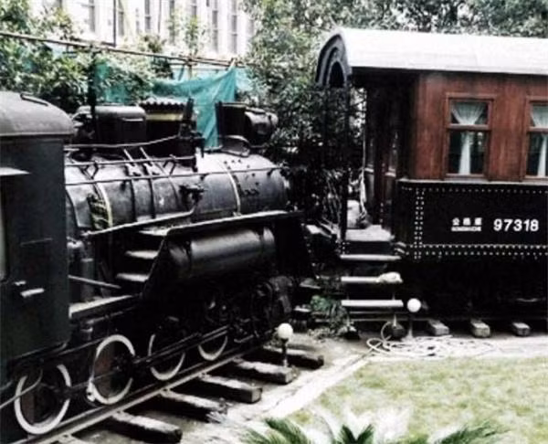 Gian bé kê một chiếc giường gỗ đỏ, ấy là phòng ngủ của bà hoàng. Gian lớn được trải thảm, kê ngai vàng, là nơi Từ Hy triệu kiến quan viên trong đoàn. Đây cũng được xem là một “triều đình” thu nhỏ trên tàu.